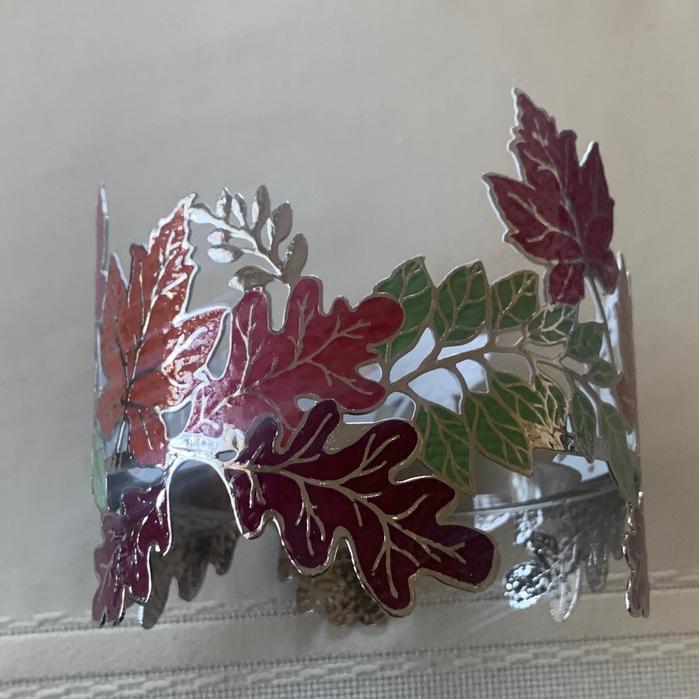 NWOT. Leaf Garland Candle Holder